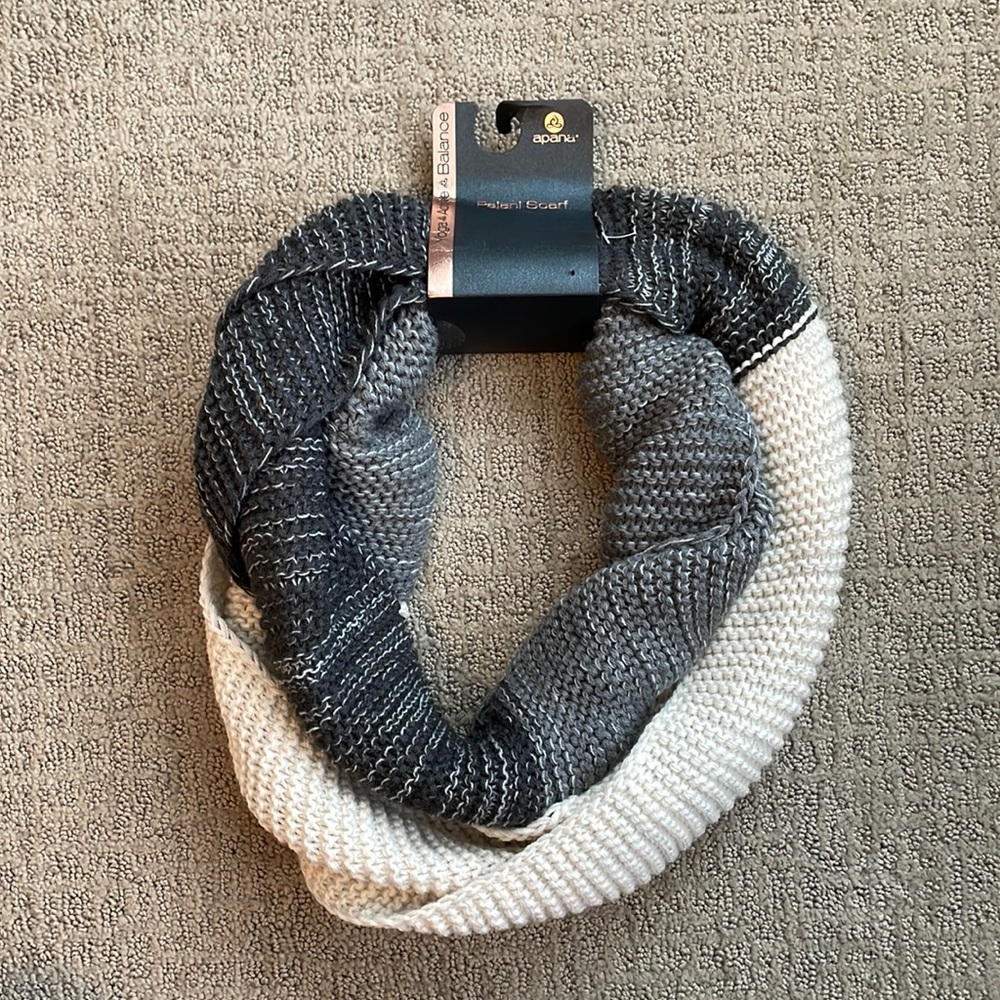 Apana paiani scarf NWT , knit, grey colored